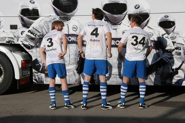 BMW Sauber Fahrer spielen am Rande des GP der Türkei Fußball - V.li. Nick Heidfeld (Deutschland), Robert Kubica (Polen), Christian Klien (Österreich) Motorsport Grand Prix Herren Großer Preis von Türkei 2008, Formel 1 Weltmeisterschaft, F1, F, GP, WM Qualifying Gruppe Istanbul Motorsport Grand Prix Herren Großer Preis von Türkei 2008, Formel 1 Weltmeisterschaft, F1, F, GP, WM Qualifying Gruppe Istanbul