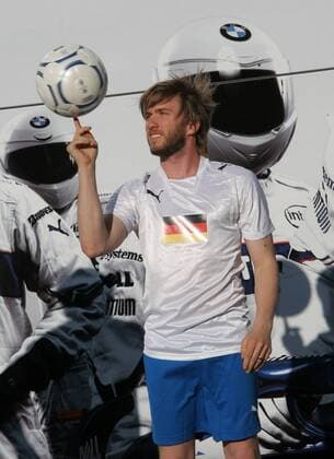 Nick Heidfeld (Deutschland BMW Sauber) spielt am Rande des GP der Türkei Fußball Motorsport Grand Prix Herren Großer Preis von Türkei 2008, Formel 1 Weltmeisterschaft, F1, F, GP, WM Qualifying Einzelbild Istanbul Motorsport Grand Prix Herren Großer Preis von Türkei 2008, Formel 1 Weltmeisterschaft, F1, F, GP, WM Qualifying Einzelbild Istanbul