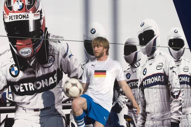 Nick Heidfeld (Deutschland Sauber BMW) spielt am Rande des GP 2008 der Türkei Fußball Motorsport WM Herren Großer Preis der Türkei 2008, Formel 1 WM, F1, F, GP, Vdig, Pressetermin Einzelbild Istanbul Motorsport WM Herren Großer Preis der Türkei 2008, Formel 1 WM, F1, F, GP, Vdig, Pressetermin Einzelbild Istanbul