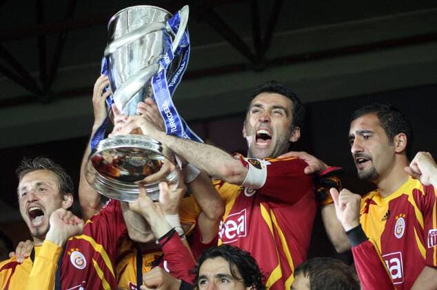 Hakan Sükür (Mitte), Ayhan Akman (li.) und Ümit Taran präsentieren die Trophäe - Galatasaray ist Türkischer Meister 2007 2008 -  Fußball Herren Süper Lig 2007 2008, 1. Türkische Liga, Galatasaray Istanbul Gruppe Istanbul Freude, Fußball Herren Süper Lig 2007 2008, 1. Türkische Liga, Galatasaray Istanbul Gruppe Istanbul Freude,