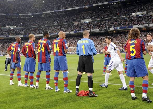 Spieler des FC Barcelona bilden ein Ehrenspalier für den neuen spanischen Meister Real Madrid -  Fußball Herren Primera Division 2007 2008, 1. Spanische Liga, Real Madrid CF - FC Barcelona 4:1, Barca Gruppe Madrid Fußball Herren Primera Division 2007 2008, 1. Spanische Liga, Real Madrid CF - FC Barcelona 4:1, Barca Gruppe Madrid