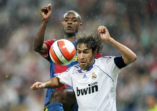 Raul Gonzalez (Real Madrid, vorn) gegen Eric Abidal (FC Barcelona) -  Fußball Herren Primera Division 2007 2008, 1. Spanische Liga, Real Madrid CF - FC Barcelona 4:1, Barca Gruppe Madrid Dynamik, Fußball Herren Primera Division 2007 2008, 1. Spanische Liga, Real Madrid CF - FC Barcelona 4:1, Barca Gruppe Madrid Dynamik,