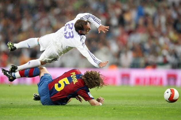 Wesley Sneijder (Real Madrid, o.) gegen Carles Puyol (FC Barcelona) -  Fußball Herren Primera Division 2007 2008, 1. Spanische Liga, Real Madrid CF - FC Barcelona 4:1, Barca Gruppe Madrid Dynamik, Kampf, Fußball Herren Primera Division 2007 2008, 1. Spanische Liga, Real Madrid CF - FC Barcelona 4:1, Barca Gruppe Madrid Dynamik, Kampf,