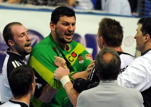 Torwart Arpad Sterbik (Ciudad Real, 2.v.li.) gerät in eine handfeste Rangelei mit Filip Jicha (Kiel) Handball EC 1 Herren Champions League 2007 2008, Finale, Endspiel, THW Kiel - BM Ciudad Real Gruppe Kiel Spannung, Handball EC 1 Herren Champions League 2007 2008, Finale, Endspiel, THW Kiel - BM Ciudad Real Gruppe Kiel Spannung,
