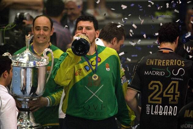 Torwart Arpad Sterbik (Ciudad Real, Mitte) - Champions League Sieger 2008 - gönnt sich einen Schluck aus der Champagner Flasche Handball EC 1 Herren Champions League 2007 2008, Finale, Endspiel, BM Ciudad Real Gruppe Kiel Freude, Handball EC 1 Herren Champions League 2007 2008, Finale, Endspiel, BM Ciudad Real Gruppe Kiel Freude,
