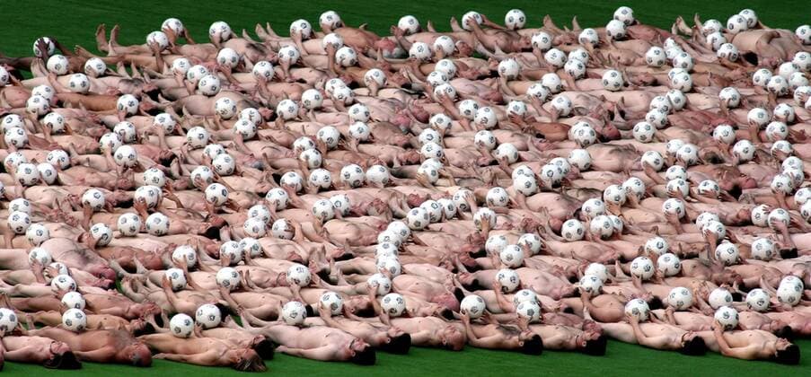 Nackte Menschen anlässlich eines Kunstprojektes von Fotokünstler Spencer Tunick (USA) zur EURO 2008 im Wiener Ernst Happel Stadion -  Fußball EM Herren Vorschau Euro 2008 Totale Wien Fußball EM Herren Vorschau Euro 2008 Totale Wien
