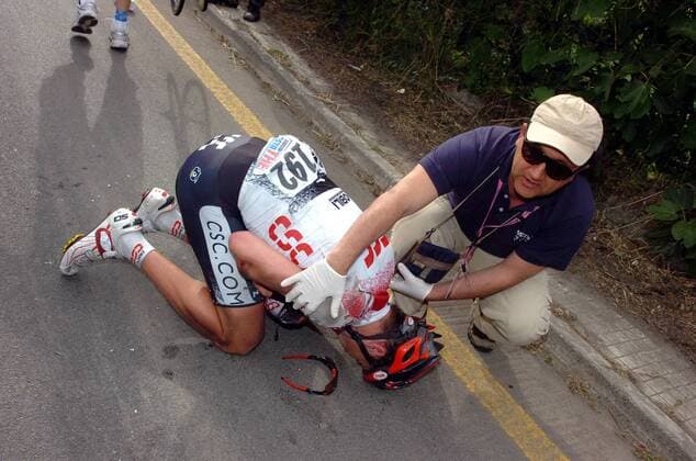 Bradley McGee (Australien CSC, li.) kniet nach einem Sturz verletzt am Boden -  Radsport Herren Giro d Italia 2008, ditalia, Straßenradsport, Straße, Rad, Vdig Gruppe 3. Etappe: Catania - Milazzo Radsport Herren Giro d Italia 2008, ditalia, Straßenradsport, Straße, Rad, Vdig Gruppe 3. Etappe: Catania - Milazzo
