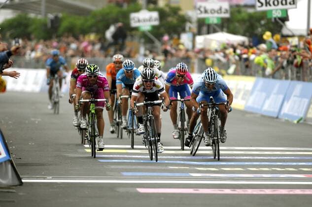 Mark Cavendish (Großbritannien High Road, Mitte) gewinnt die 4.Etappe des Giro d Italia 2008 vor Robert Förster (Deutschland Gerolsteiner, re.) - Radsport Herren Giro d Italia 2008, dItalia, Straßenradsport, Straße, Rad Gruppe 4.Etappe: Pizzo Calabro - Catanzaro Lungomare Dynamik, Radsport Herren Giro d Italia 2008, dItalia, Straßenradsport, Straße, Rad Gruppe 4.Etappe: Pizzo Calabro - Catanzaro Lungomare Dynamik,