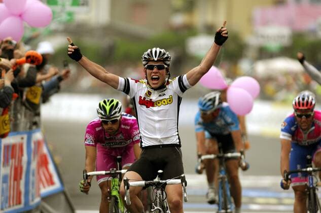 Mark Cavendish (Großbritannien High Road, Mitte) gewinnt die 4.Etappe des Giro d Italia 2008 - Radsport Herren Giro d Italia 2008, dItalia, Straßenradsport, Straße, Rad Einzelbild 4.Etappe: Pizzo Calabro - Catanzaro Lungomare Freude, Begeisterung, Radsport Herren Giro d Italia 2008, dItalia, Straßenradsport, Straße, Rad Einzelbild 4.Etappe: Pizzo Calabro - Catanzaro Lungomare Freude, Begeisterung,