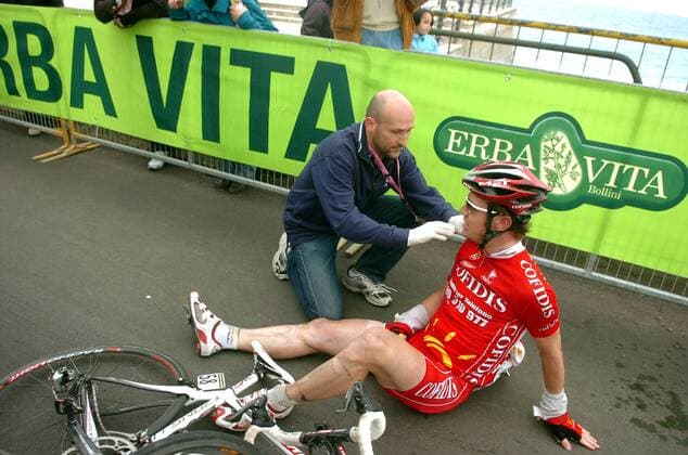 Nick Nuyens (Belgien Cofidis) ist gestürzt und muss behandelt werden -  Radsport Herren Giro d Italia 2008, dItalia, Straßenradsport, Straße, Rad Gruppe 4.Etappe: Pizzo Calabro - Catanzaro Lungomare Radsport Herren Giro d Italia 2008, dItalia, Straßenradsport, Straße, Rad Gruppe 4.Etappe: Pizzo Calabro - Catanzaro Lungomare