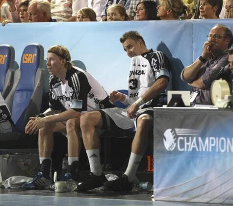 Börge Lund (li.) und Filip Jicha (beide Kiel) enttäuscht auf der Bank Handball EC 1 Herren Champions League 2007 2008, Finale, THW Kiel Gruppe Kiel Handball EC 1 Herren Champions League 2007 2008, Finale, THW Kiel Gruppe Kiel