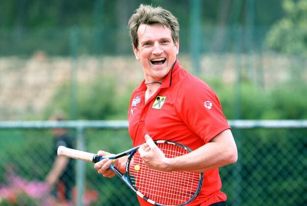 Co Trainer Andreas Herzog (Österreich) spielt zum Ausgleich Tennis und hat dabei seinen Spaß -  Fußball EM Herren Vorschau Euro 2008, Nationalteam, Trainingslager Einzelbild Santa Margherita Di Pula Sardinien Freude, Fußball EM Herren Vorschau Euro 2008, Nationalteam, Trainingslager Einzelbild Santa Margherita Di Pula Sardinien Freude,
