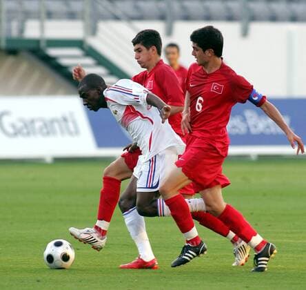 Gael Kakuta (Frankreich U17, li.) gegen Soner Aydogdu (Mitte) und Abdülkadir Kayali (beide Türkei U17) - Fußball Länderspiel Herren U 17 EM 2008, U17, Nationalteam, Nationaltrikot, Junioren, Jugend, Nachwuchs, Halbfinale Gruppe Türkei U17 - Frankreich U17 3:4 n. E. Kundu Dynamik, Fußball Länderspiel Herren U 17 EM 2008, U17, Nationalteam, Nationaltrikot, Junioren, Jugend, Nachwuchs, Halbfinale Gruppe Türkei U17 - Frankreich U17 3:4 n. E. Kundu Dynamik,
