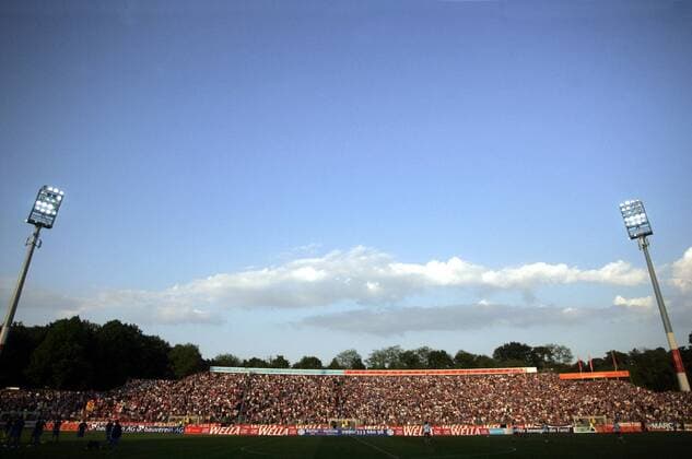 Fußball, Stadiongeschichte SV Darmstadt 98 Innenansicht des Stadion am Böllenfalltor - Heimspielstätte des SV Darmstadt 98 Fußball Herren Benefizspiel 2008, Benefiz, SV Darmstadt 98, Oberliga Hessen 2007 Totale Stadion am Böllenfalltor Darmstadt Fußball Herren Benefizspiel 2008, Benefiz, SV Darmstadt 98, Oberliga Hessen 2007 Totale Stadion am Böllenfalltor Darmstadt