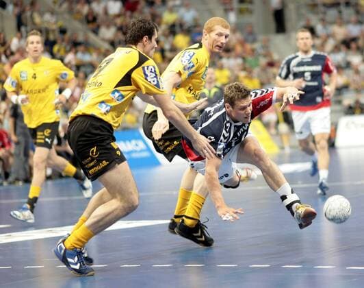 Michael Knudsen (Flensburg, re.) gegen Sergiy Shelmenko (li.) und Karol Bielecki (beide Rhein Neckar Löwen) Handball 1. BL Herren Saison 2007 2008, SG Kronau Östringen - SG Flensburg Handewitt 31:27 Gruppe Mannheim Dynamik, Handball 1. BL Herren Saison 2007 2008, SG Kronau Östringen - SG Flensburg Handewitt 31:27 Gruppe Mannheim Dynamik,