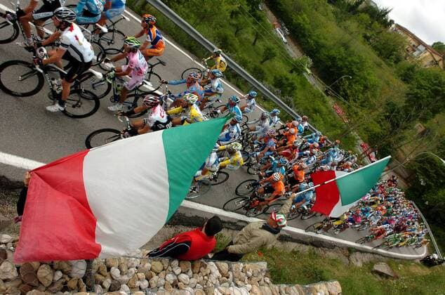 Radsportfans mit italienischen Landesfahnen feuern das Giro d Italia Peloton an -  Radsport Herren Giro d Italia 2008, dItalia, Straßenradsport, Straße, Rad Totale 6. Etappe: Potenza - Peschici Radsport Herren Giro d Italia 2008, dItalia, Straßenradsport, Straße, Rad Totale 6. Etappe: Potenza - Peschici