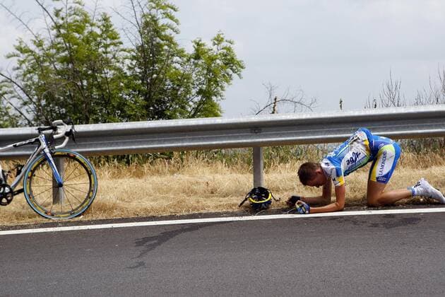 MaRene Mandri (Estland Ag2r) stürzt schwer und erleidet Rippenbrüche -  Radsport Herren Giro d Italia 2008, dItalia, Straßenradsport, Straße, Rad Einzelbild 6. Etappe: Potenza - Peschici Radsport Herren Giro d Italia 2008, dItalia, Straßenradsport, Straße, Rad Einzelbild 6. Etappe: Potenza - Peschici