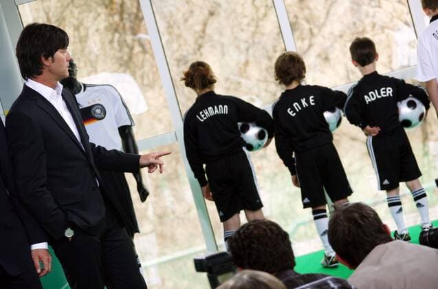 Bundestrainer Joachim Löw (Deutschland) während der Bekanntgabe des deutschen EM Kaders 2008 auf der Zugspitze mit Nachwuchsspielern, die zur Klärung der Torhüterfrage beitragen Fußball EM Herren EM 2008, Euro, Vorschau, Nationalmannschaft Bekanntgabe Nominierung Kaderbekanntgabe Gruppe Kadernominierung Kaderpräsentation Garmisch Partenkirchen Zugspitze Fußball EM Herren EM 2008, Euro, Vorschau, Nationalmannschaft Bekanntgabe Nominierung Kaderbekanntgabe Gruppe Kadernominierung Kaderpräsentation Garmisch Partenkirchen Zugspitze