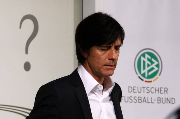 Bundestrainer Joachim Löw (Deutschland) während der Bekanntgabe des deutschen EM Kaders 2008 auf der Zugspitze vor einem bedeutungsschweren Fragezeichen Fußball EM Herren EM 2008, Euro, Vorschau, Nationalmannschaft Einzelbild Garmisch Partenkirchen Zugspitze Fußball EM Herren EM 2008, Euro, Vorschau, Nationalmannschaft Einzelbild Garmisch Partenkirchen Zugspitze