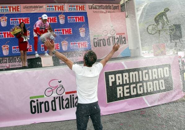 Giovanni Visconti (Italien Quick Step) - Führender der Gesamtwertung des Giro d Italia 2008 - mit einer Champagnerdusche für seinen Vater -  Radsport Herren Giro d Italia 2008, dItalia, Straßenradsport, Straße, Rad Gruppe 7. Etappe: Vasto - Pescocostanzo Freude, Radsport Herren Giro d Italia 2008, dItalia, Straßenradsport, Straße, Rad Gruppe 7. Etappe: Vasto - Pescocostanzo Freude,