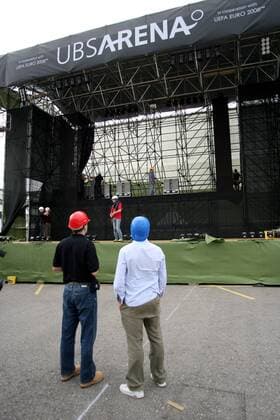 Arbeiter in UBS Arena in Biel, Begegnungsstätte und Fußballfest mit Liveübertragung hinsichtlich der EM 2008 Fußball EM Herren Vorschau EM 2008, Euro Totale UBSArena, Feldschlösschen Areal Biel Fußball EM Herren Vorschau EM 2008, Euro Totale UBSArena, Feldschlösschen Areal Biel 