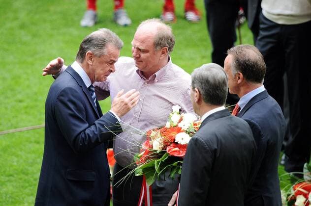 Manager Uli Hoeneß (Mitte) tröstet den scheidenden Trainer Ottmar Hitzfeld (beide Bayern) Fußball 1. BL Herren Saison 2007 2008, FC Bayern München, Abschied, verabschieden Gruppe München Fußball 1. BL Herren Saison 2007 2008, FC Bayern München, Abschied, verabschieden Gruppe München