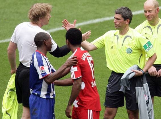 Torwart Oliver Kahn (Bayern) und Schiedsrichter Dr. Markus Merk (beide Deutschland) tauschen die Trikots, nachdem beide ihr letztes Bundesligaspiel bestritten haben Fußball 1. BL Herren Saison 2007 2008, FC Bayern München Gruppe München Harmonie, Kameradschaft, Fußball 1. BL Herren Saison 2007 2008, FC Bayern München Gruppe München Harmonie, Kameradschaft,