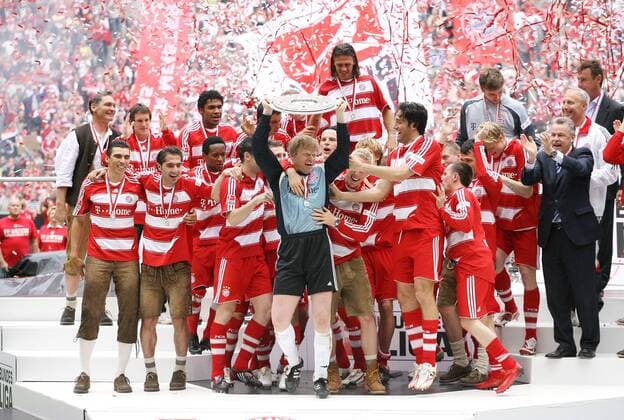 Torwart Oliver Kahn (Bayern) jubelt mit seinen Teamkollegen über die errungene Meisterschaft 2007 2008 Fußball 1. BL Herren Saison 2007 2008, FC Bayern München Totale München Begeisterung, Freude, Fußball 1. BL Herren Saison 2007 2008, FC Bayern München Totale München Begeisterung, Freude,