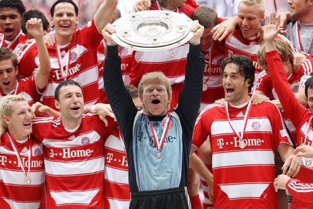 Torwart Oliver Kahn (Bayern) jubelt mit seinen Teamkollegen über die errungene Meisterschaft 2007 2008 Fußball 1. BL Herren Saison 2007 2008, FC Bayern München Gruppe München Begeisterung, Freude, Fußball 1. BL Herren Saison 2007 2008, FC Bayern München Gruppe München Begeisterung, Freude,