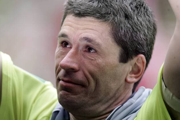 Schiedsrichter Dr. Markus Merk verabschiedet sich unter Tränen von der Bundesliga Fußball 1. BL Herren Saison 2007 2008 Einzelbild München Fußball 1. BL Herren Saison 2007 2008 Einzelbild München