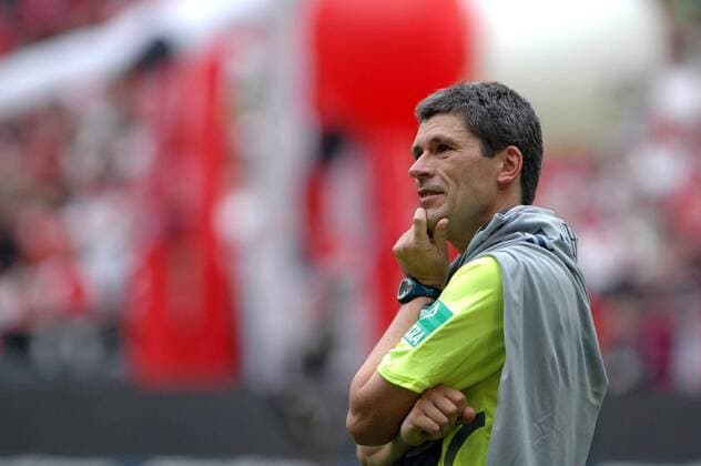 Schiedsrichter Dr. Markus Merk verabschiedet sich nach seinem letzten Spiel Fußball 1. BL Herren Saison 2007 2008, Einzelbild München Nachdenklichkeit, Fußball 1. BL Herren Saison 2007 2008, Einzelbild München Nachdenklichkeit,