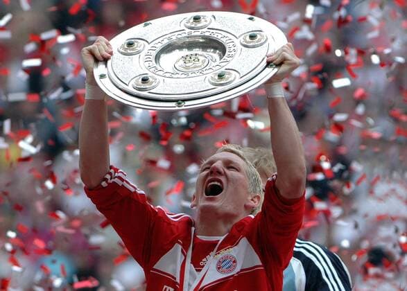 Bastian Schweinsteiger (Bayern) präsentiert stolz die Schale für den Gewinn der deutschen Meisterschaft 2008 Fußball 1. BL Herren Saison 2007 2008, FC Bayern München Pokal Einzelbild München Freude, Begeisterung, Fußball 1. BL Herren Saison 2007 2008, FC Bayern München Pokal Einzelbild München Freude, Begeisterung,