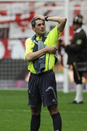Schiedsrichter Dr. Markus Merk verabschiedet sich aus der Bundesliga Fußball 1. BL Herren Saison 2007 2008 Einzelbild München Nachdenklichkeit Fußball 1. BL Herren Saison 2007 2008 Einzelbild München Nachdenklichkeit