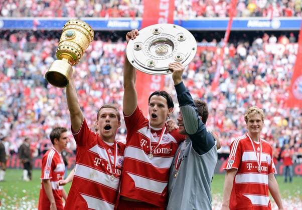 Fußball, FC Bayern München, Deutscher Meister 2008 Bayern München bejubelt die Deutsche Meisterschaft 2007 2008 sowie den DFB Pokalsieg, v.li.: Lukas Podolski, Daniel van Buyten und Torwart Michael Rensing Fußball 1. BL Herren Saison 2007 2008, FC Bayern München, Gruppe München Freude, Fußball 1. BL Herren Saison 2007 2008, FC Bayern München, Gruppe München Freude,