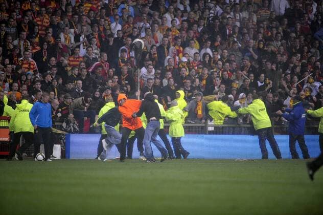 Ordner liefern sich Verfolgungsjagden mit wütenden Fans vom RC Lens -  Fußball Herren Ligue 1 2007 2008, 1. Französische Liga, Racing Club de Lens, RC Totale Lens Dynamik, Spannung, Fußball Herren Ligue 1 2007 2008, 1. Französische Liga, Racing Club de Lens, RC Totale Lens Dynamik, Spannung,
