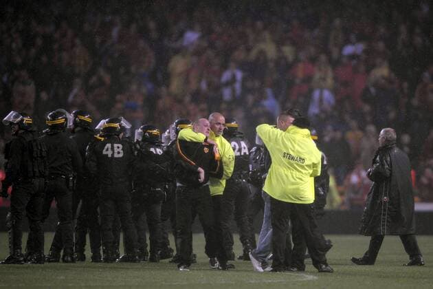 Nach heftigen Ausschreitungen führen Ordner Fans vom RC Lens ab -  Fußball Herren Ligue 1 2007 2008, 1. Französische Liga, Racing Club de Lens, RC Gruppe o0 Stadionsicherheit Lens Fußball Herren Ligue 1 2007 2008, 1. Französische Liga, Racing Club de Lens, RC Gruppe o0 Stadionsicherheit Lens