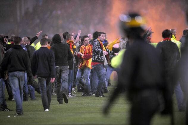 Wütende Fans beantworten den Abstieg von Lens mit heftigen Ausschreitungen -  Fußball Herren Ligue 1 2007 2008, 1. Französische Liga, Racing Club de Lens, RC Totale Lens Enttäuschung, Verzweiflung, Wut, Fußball Herren Ligue 1 2007 2008, 1. Französische Liga, Racing Club de Lens, RC Totale Lens Enttäuschung, Verzweiflung, Wut,