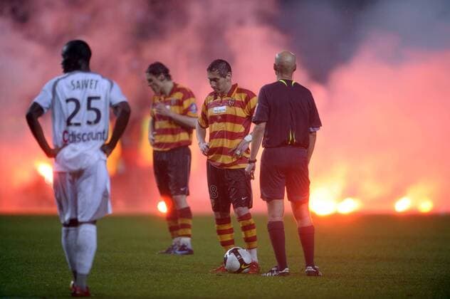 Olivier Monterrubio (Lens, Mitte) enttäuscht am Ball, dahinter beginnen Ausschreitungen der Anhänger von Lens -  Fußball Herren Ligue 1 2007 2008, 1. Französische Liga, Racing Club de Lens - Girondins de Bordeaux 2:2, RC Gruppe Lens Enttäuschung, Fußball Herren Ligue 1 2007 2008, 1. Französische Liga, Racing Club de Lens - Girondins de Bordeaux 2:2, RC Gruppe Lens Enttäuschung,