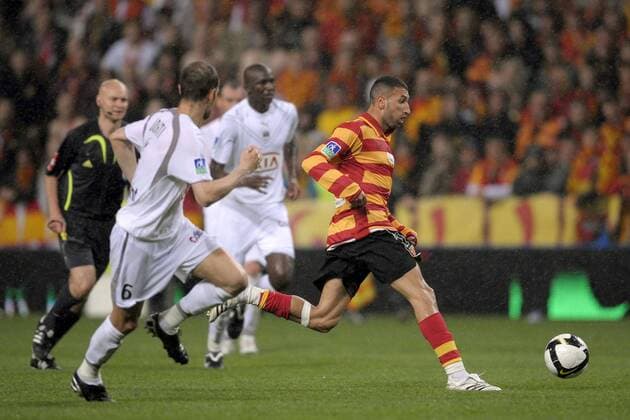 Nadir Belhadj (Lens, re.) im Duell -  Fußball Herren Ligue 1 2007 2008, 1. Französische Liga, Racing Club de Lens - Girondins de Bordeaux 2:2, RC Gruppe Lens Dynamik, Fußball Herren Ligue 1 2007 2008, 1. Französische Liga, Racing Club de Lens - Girondins de Bordeaux 2:2, RC Gruppe Lens Dynamik,