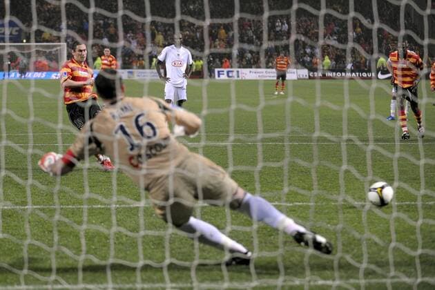 Olivier Monterrubio (Lens, li.) erzielt per Elfmeter das 1:1 gegen Torwart Ulrich Rame (Bordeaux) -  Fußball Herren Ligue 1 2007 2008, 1. Französische Liga, Racing Club de Lens - Girondins de Bordeaux 2:2, RC Gruppe Lens Dynamik, Fußball Herren Ligue 1 2007 2008, 1. Französische Liga, Racing Club de Lens - Girondins de Bordeaux 2:2, RC Gruppe Lens Dynamik,