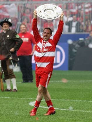 Franck Ribery (Bayern) - Deutscher Meister 2008 - präsentiert die Schale Fußball 1. BL Herren Saison 2007 2008, FC Bayern München, Meisterfeier, Siegesfeier, Feier Einzelbild München Freude, Fußball 1. BL Herren Saison 2007 2008, FC Bayern München, Meisterfeier, Siegesfeier, Feier Einzelbild München Freude,