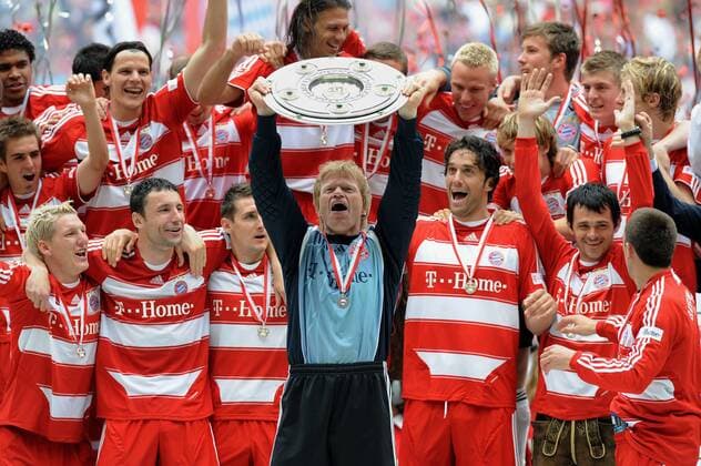 Fußball, FC Bayern München, Deutscher Meister 2008 Bayern München gewinnt die Deutsche Meisterschaft 2007 2008 - Torwart Oliver Kahn präsentiert die Meisterschale Fußball 1. BL Herren Saison 2007 2008, FC Bayern München, Totale München Freude, Fußball 1. BL Herren Saison 2007 2008, FC Bayern München, Totale München Freude,
