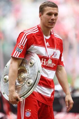 Fußball, FC Bayern München, Deutscher Meister 2008 Der FC Bayern München ist Deutscher Meister 2008 - Lukas Podolski feiert mit der Meisterschale Fußball 1. BL Herren Saison 2007 2008, FC Bayern München, Vdig Einzelbild München Fußball 1. BL Herren Saison 2007 2008, FC Bayern München, Vdig Einzelbild München