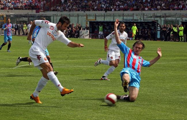 Mirko Vucinic (AS Rom, li.) trifft gegen Lorenzo Stovini (Catania) zum 1:0 -  Fußball Herren Serie A 2007 2008, 1. Italienische Liga, Calcio Catania - AS Roma Gruppe Catania Dynamik, Kampf, Fußball Herren Serie A 2007 2008, 1. Italienische Liga, Calcio Catania - AS Roma Gruppe Catania Dynamik, Kampf,