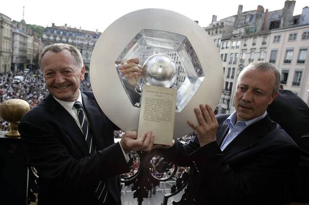 Präsident Jean Michel Aulas (li.) und Sportlicher Berater Bernard Lacombe (beide Lyon) präsentieren den Meisterpokal - (pan25989) Fußball Herren Ligue 1 2007 2008, 1. Französische Liga, Olympique Lyonnais, OL, Meisterfeier, Siegesfeier, Feier Gruppe Lyon Fußball Herren Ligue 1 2007 2008, 1. Französische Liga, Olympique Lyonnais, OL, Meisterfeier, Siegesfeier, Feier Gruppe Lyon