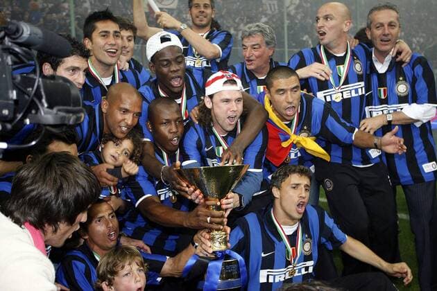Spieler von Inter Mailand präsentieren die Trophäe für den Gewinn der italienischen Meisterschaft 2008 -  Fußball Herren Serie A 2007 2008, 1. Italienische Liga, FC Internazionale Mailand Totale Mailand Freude, Fußball Herren Serie A 2007 2008, 1. Italienische Liga, FC Internazionale Mailand Totale Mailand Freude,