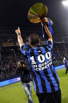 Ivan Cordoba (Inter Mailand) präsentiert stolz die Trophäe für den Gewinn der italienischen Meisterschaft 2008 -  Fußball Herren Serie A 2007 2008, 1. Italienische Liga, FC Internazionale Mailand Einzelbild Mailand Freude, Fußball Herren Serie A 2007 2008, 1. Italienische Liga, FC Internazionale Mailand Einzelbild Mailand Freude,