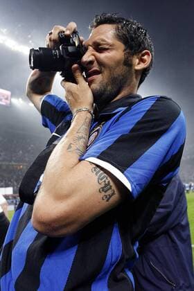 Marco Materazzi (Inter Mailand) nimmt während der Feier zum Gewinn der italienischen Meisterschaft 2008 ein paar Schnappschüsse -  Fußball Herren Serie A 2007 2008, 1. Italienische Liga, FC Internazionale Mailand Einzelbild Mailand Fußball Herren Serie A 2007 2008, 1. Italienische Liga, FC Internazionale Mailand Einzelbild Mailand