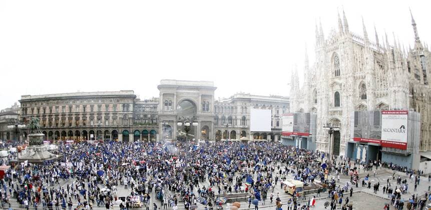 Inter Mailand Fans feiern auf dem Piazza del Duomo den Gewinn der italienischen Meisterschaft 2008 -  Fußball Herren Serie A 2007 2008, 1. Italienische Liga, FC Internazionale Mailand, italienischer Meister Totale Mailand Fußball Herren Serie A 2007 2008, 1. Italienische Liga, FC Internazionale Mailand, italienischer Meister Totale Mailand