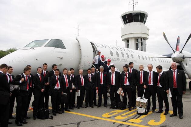 Abreise Schweiz ins EM Trainingslager - Das Team präsentiert sich vor dem Flugzeug Fußball EM Herren Vorschau Euro 2008, Abreise, Trainingslager, Nationalmannschaft Totale Bern Fußball EM Herren Vorschau Euro 2008, Abreise, Trainingslager, Nationalmannschaft Totale Bern 